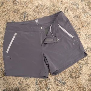 TITLE NINE ROGUE 5” SHORT